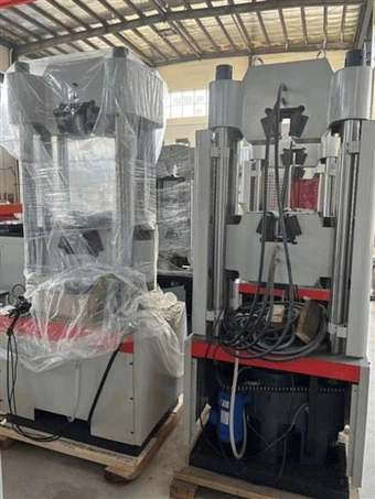 Počítačom riadené elektro - hydraulický servo univerzálny testovací stroj